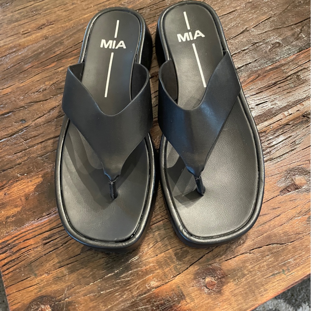Mia Women’s Leather Sandals
Size 8.5 M
Color Black
Platform Heel